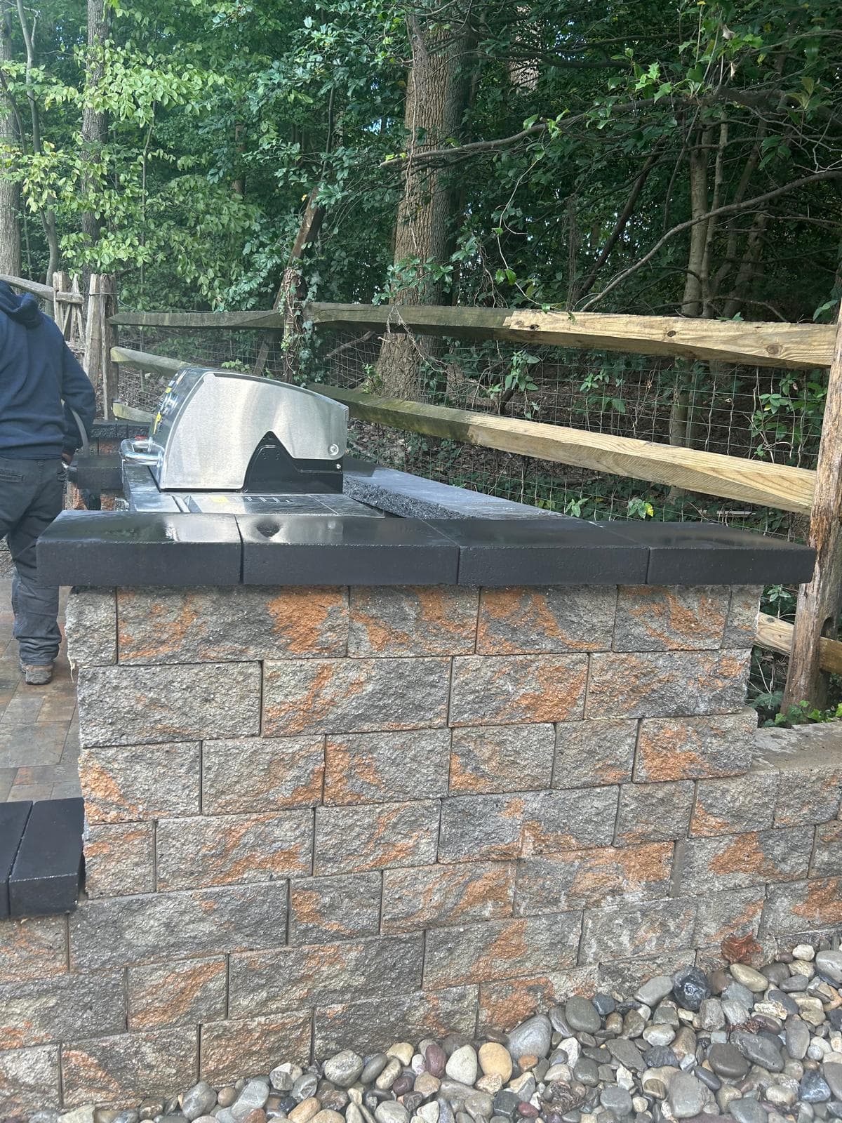 Outdoor kitchen counter with multi-color stone veneer