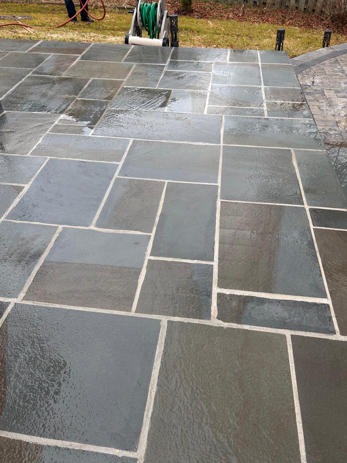 Bluestone patio with raised step and clean borders by Kaeler